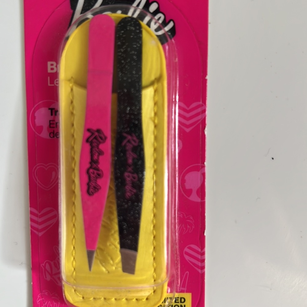 Revlon x Barbie tweezer set - Picture 5 of 5
